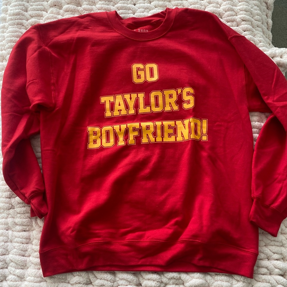 “Go Taylor’s Boyfriend” Chiefs sweatshirt